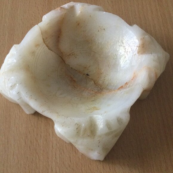 Vintage carved white stone ashtray paper weight lucky happy sheep design cracked - Picture 3 of 5